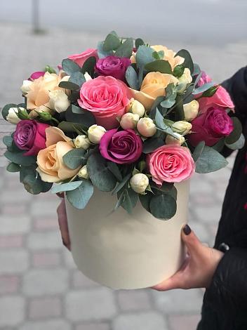 Цветочная композиция из Розы в шляпной коробке в Юшково