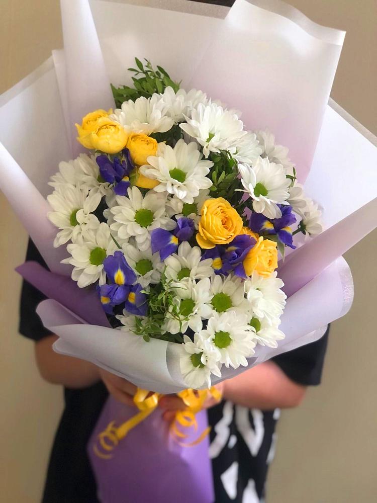Букет цветов из: Ирисы, Хризантемы и Розы в Юшково