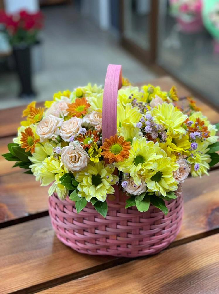 Цветочная композиция из Хризантемы и Розы в корзине в Юшково