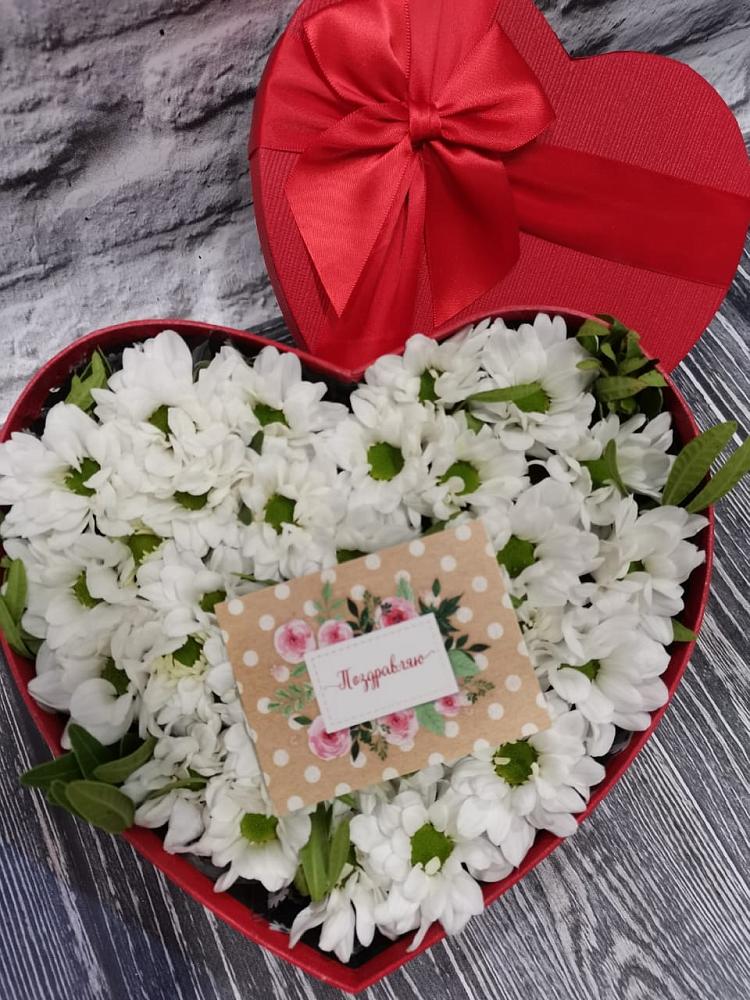 Цветочная композиция из Хризантемы в виде сердца в Юшково