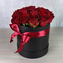 Цветочная композиция из Розы в шляпной коробке в Юшково