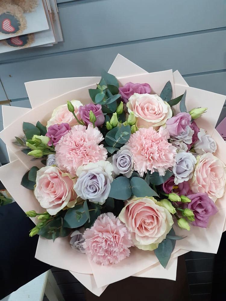 Букет цветов из: Розы, Гвоздики и Лизиантусы в Юшково